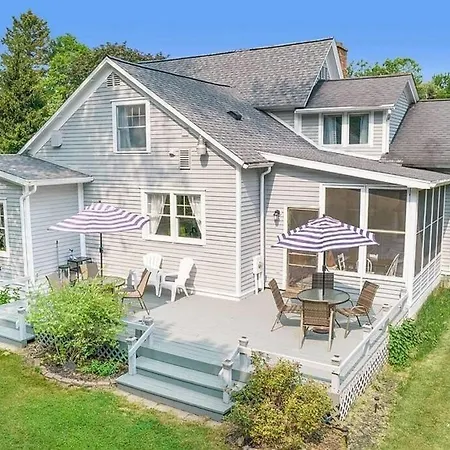 Newly Renovated Cottage 5 Mins From Beach!